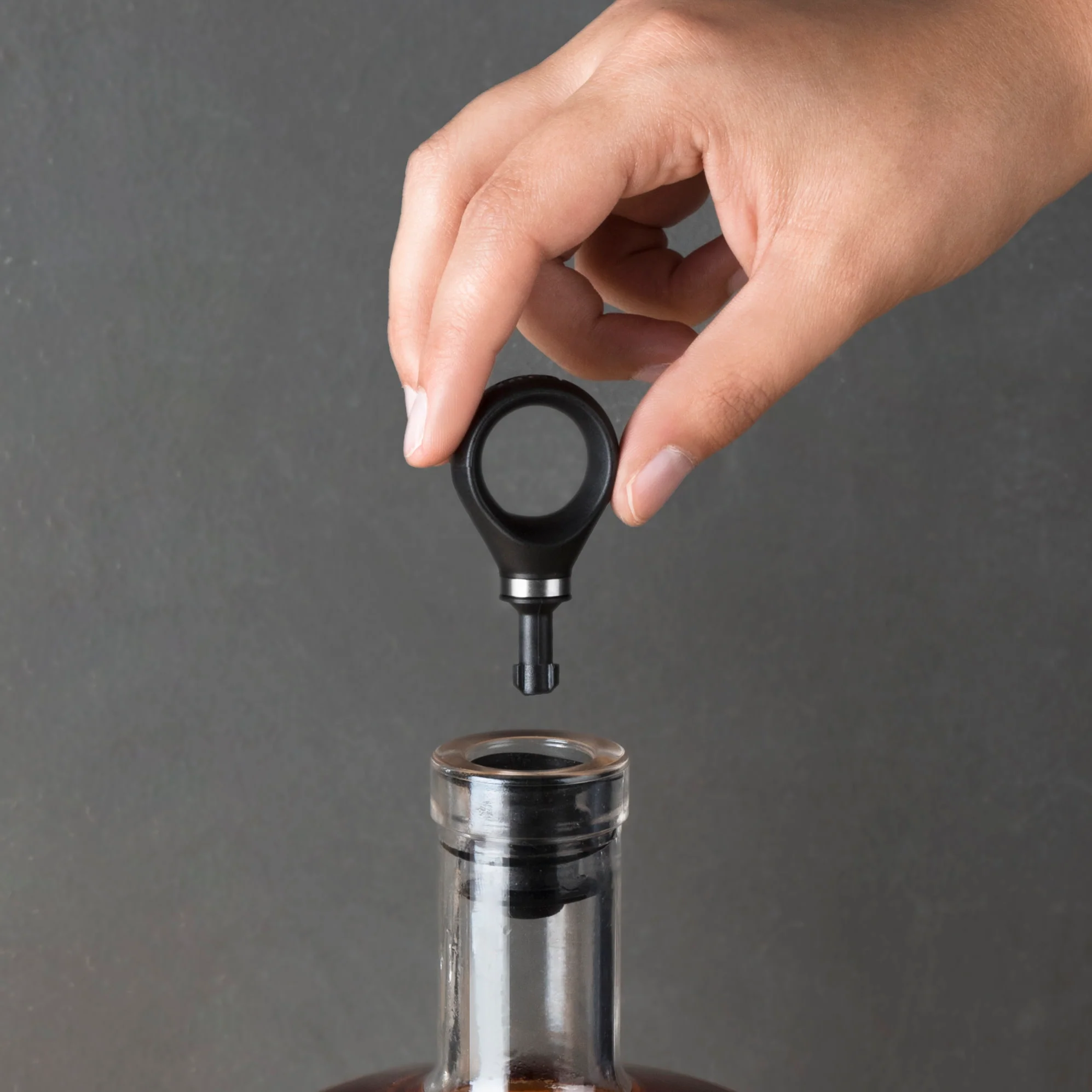 Locking Bottle Stoppers with 1 Key & 3 Stoppers - Image 4